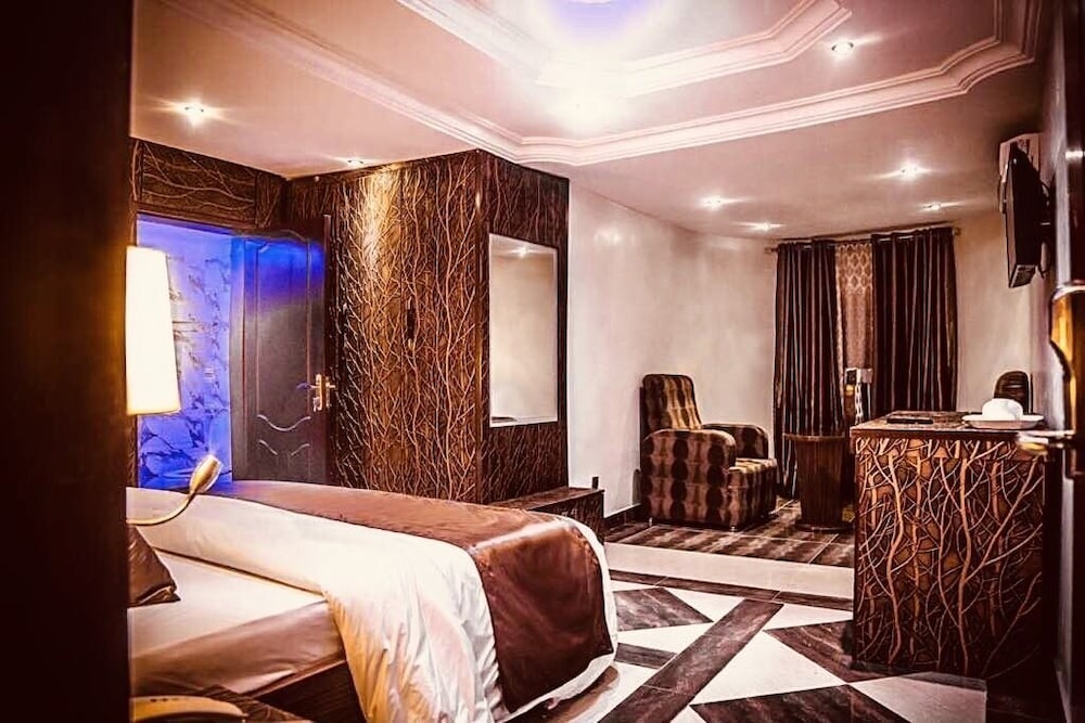 E-Suite Hotel 17/37