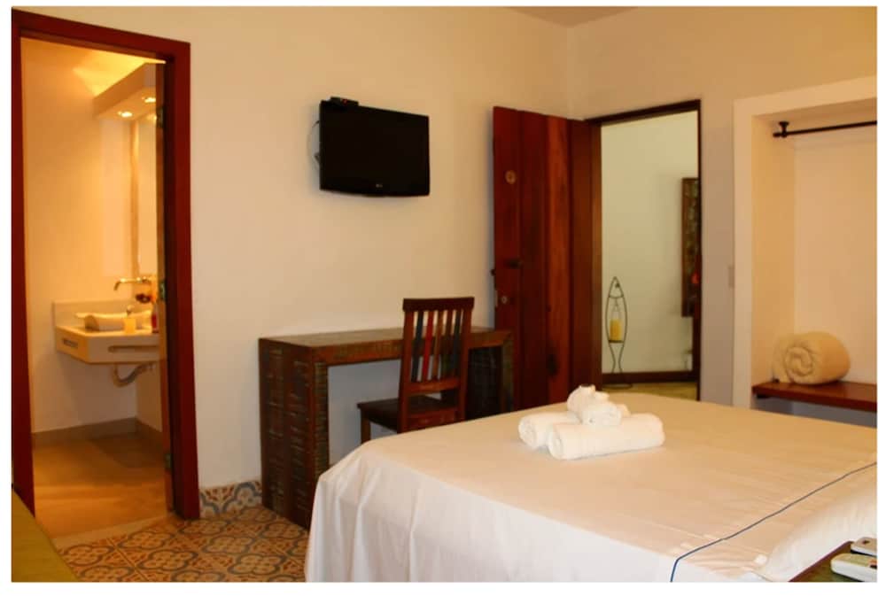 Colonial, Studio, Suite, 1 Double and 1 Single Bed
