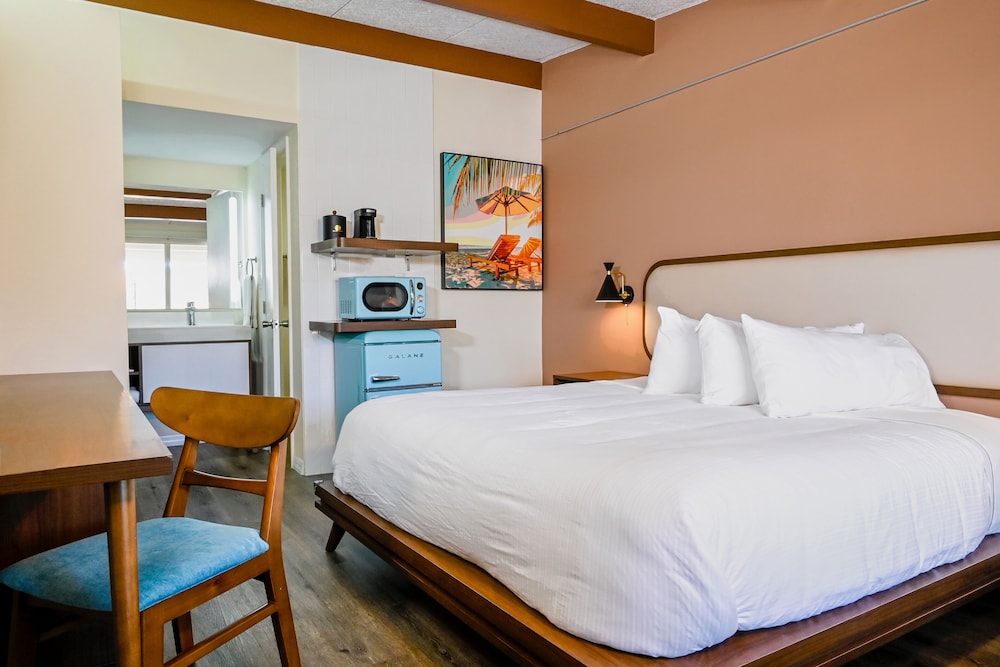 STUDIO, KING BED