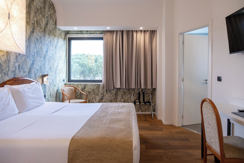 ROOM, DOUBLE OR TWIN BED