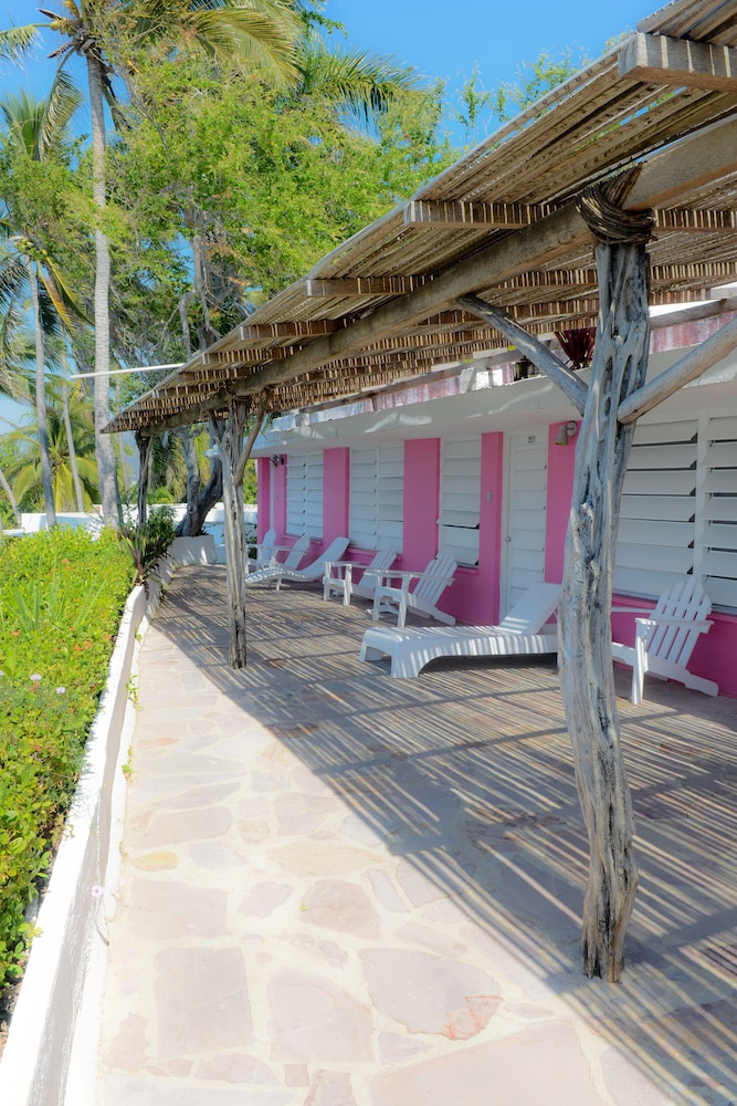 Los Flamingos Hotel 43/47