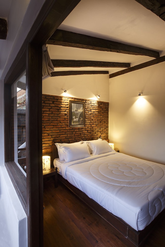 DELUXE, TWIN BEDS, COURTYARD VIEW