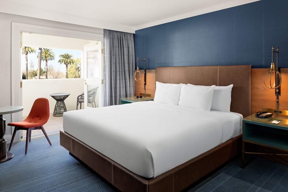 غرفة بسرير كوين بشرفة لذوي الإعاقة، Hayes Mansion San Jose, Curio Collection by Hilton 3/9