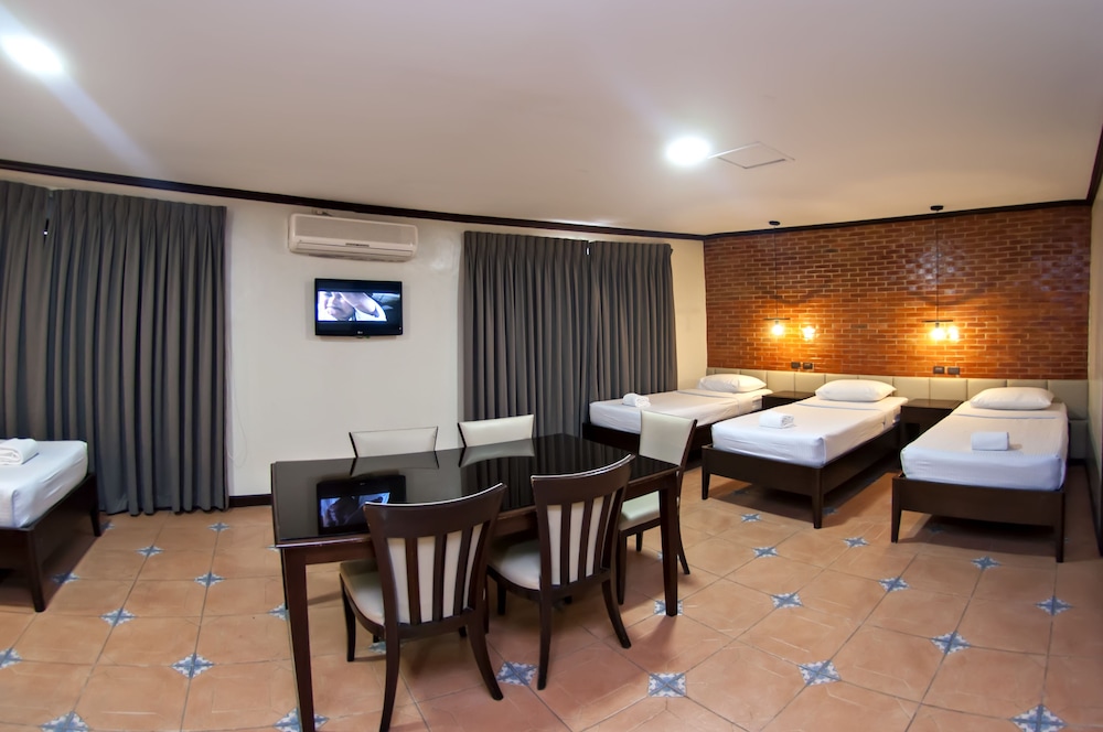 Vigan Plaza Hotel 59/71
