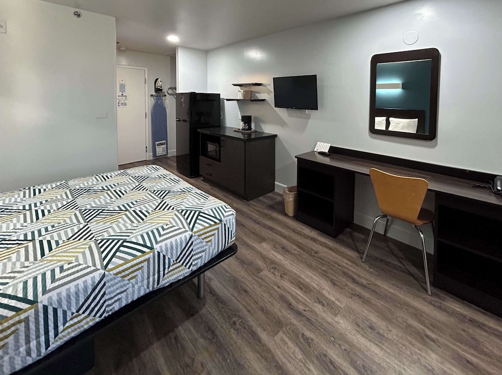 Motel6 Hesperia, CA - West Main Street - I-15 24/60