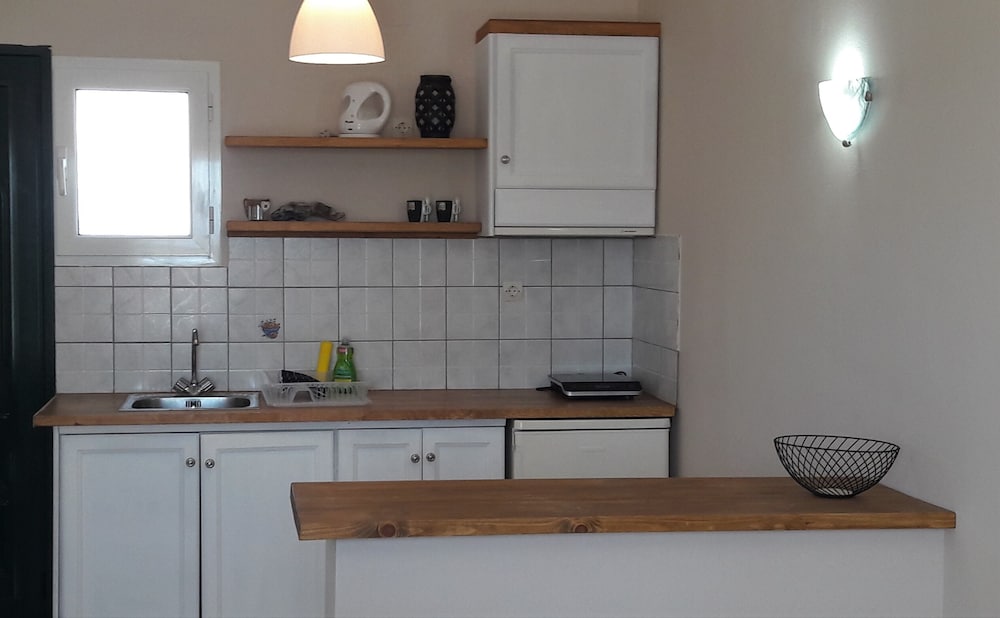 Studio, Double Bed, Pool Side, Balcony، Toni Apos S Guesthouse 6/6