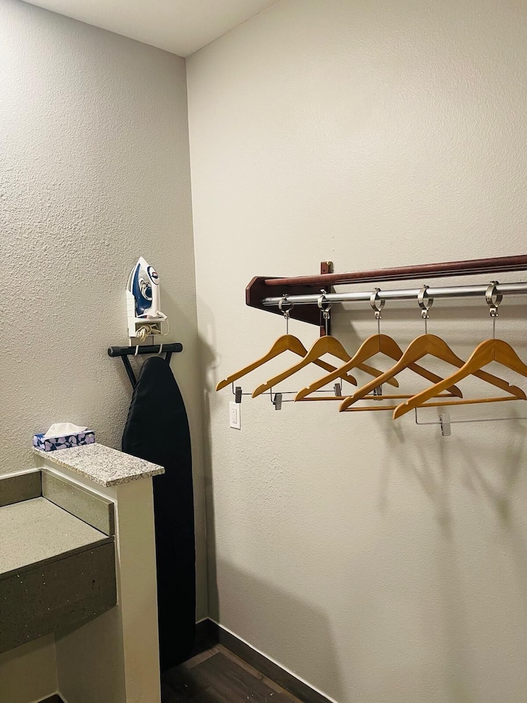 Americas Best Value Inn La Porte 39/46