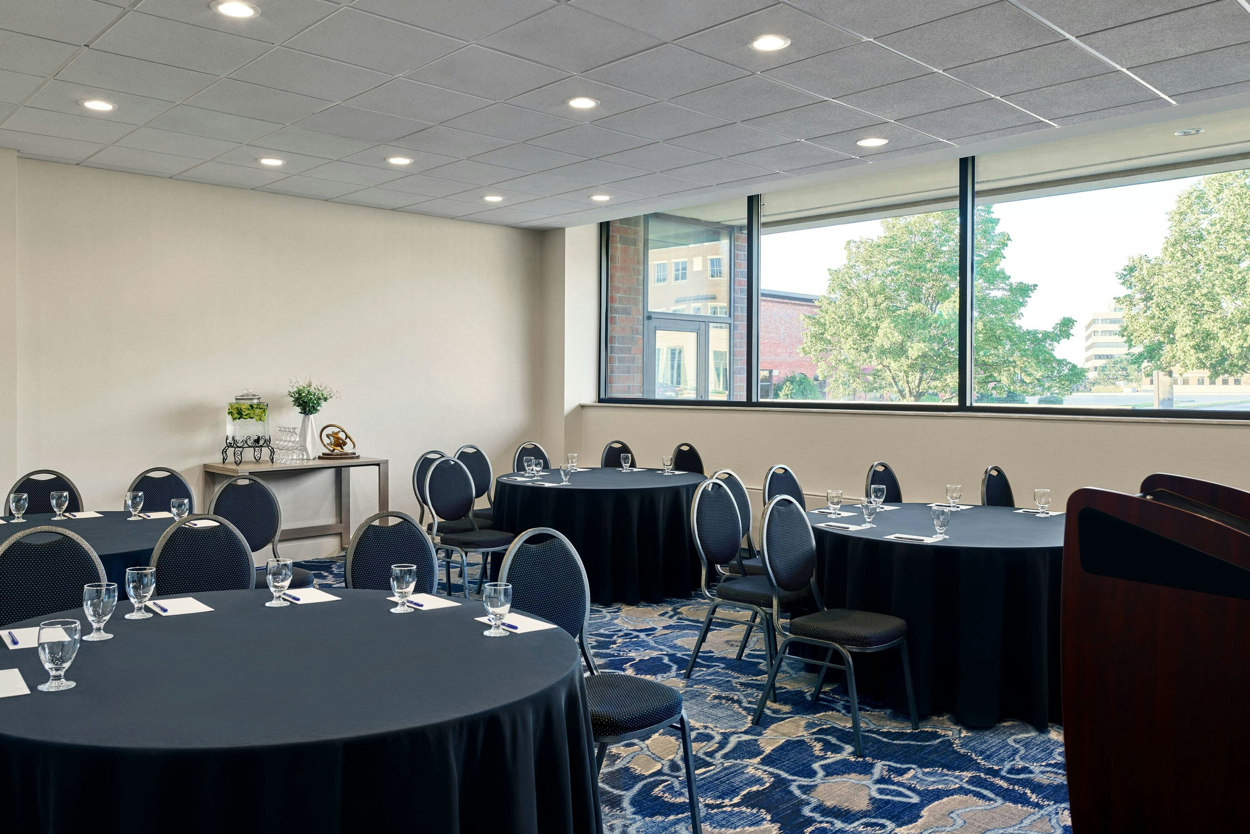 Delta Hotels Muskegon Convention Center 21/23