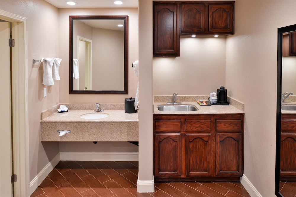 Best Western Oxnard Inn 24/48