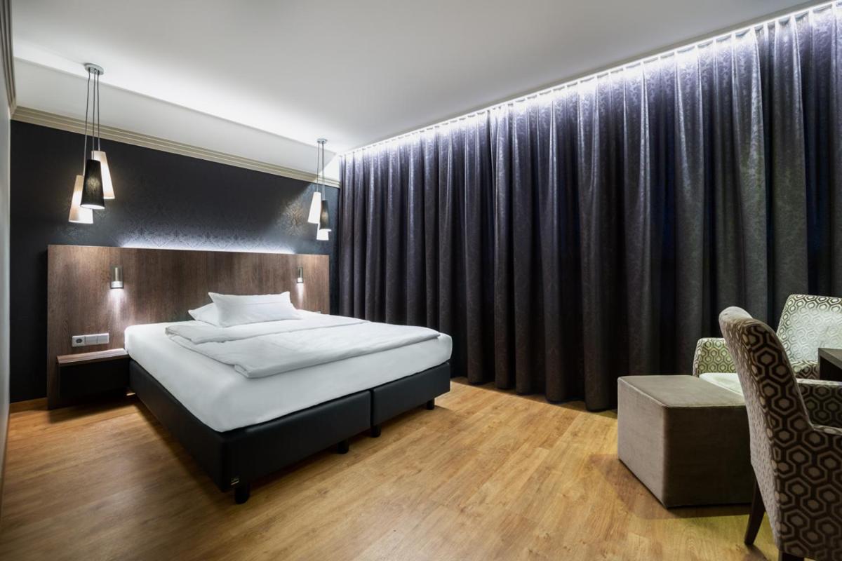 Kronenhotel Stuttgart 12/50