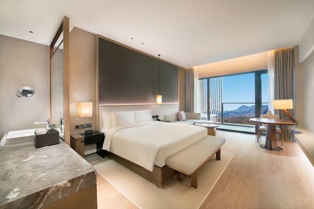 Hot Springs, Standard, King Bed, Balcony