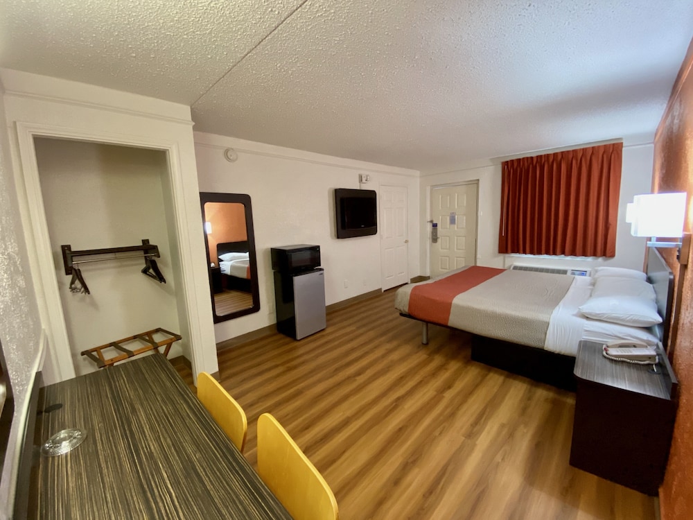 Motel6 Beaumont, TX 24/61