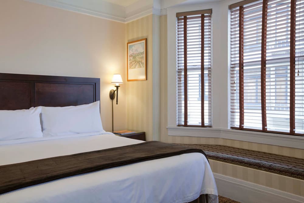 EXECUTIVE, KING BED