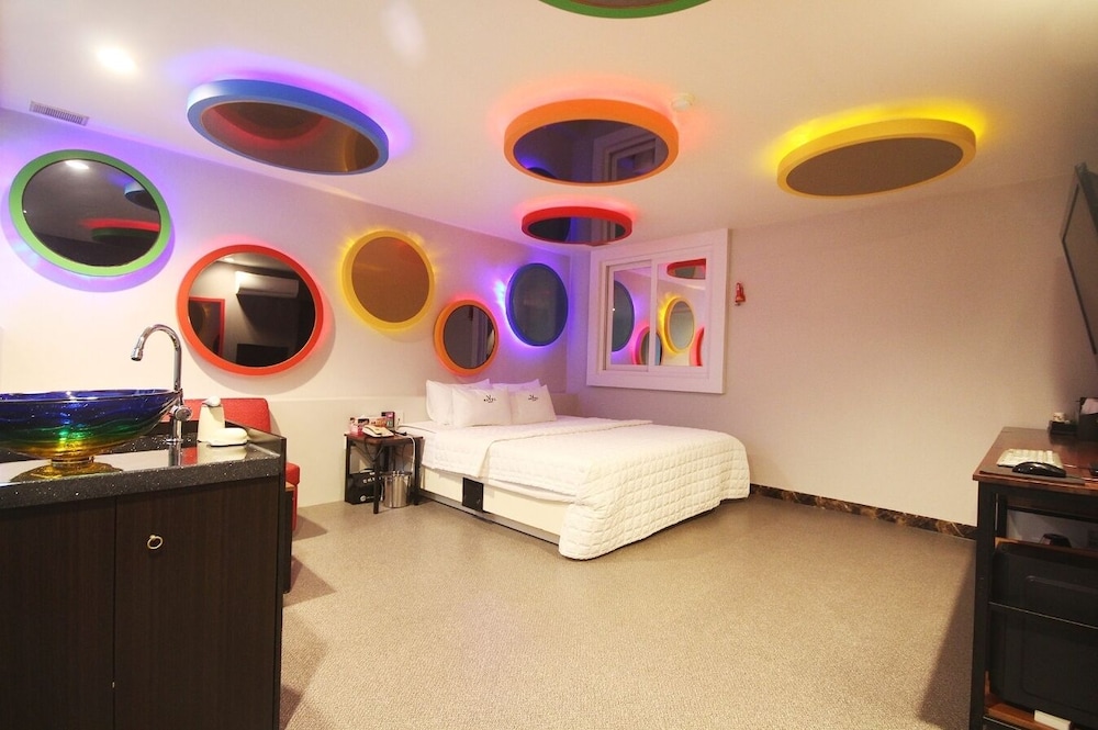 V Hotel 37/50