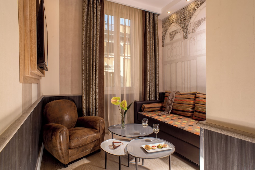 Royal Court Hotel 48/63