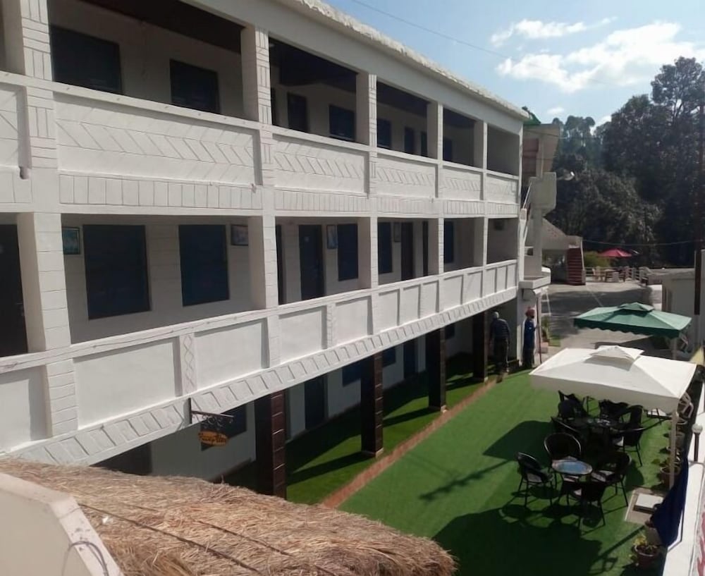 Hotel Kausani Retreat 2/48