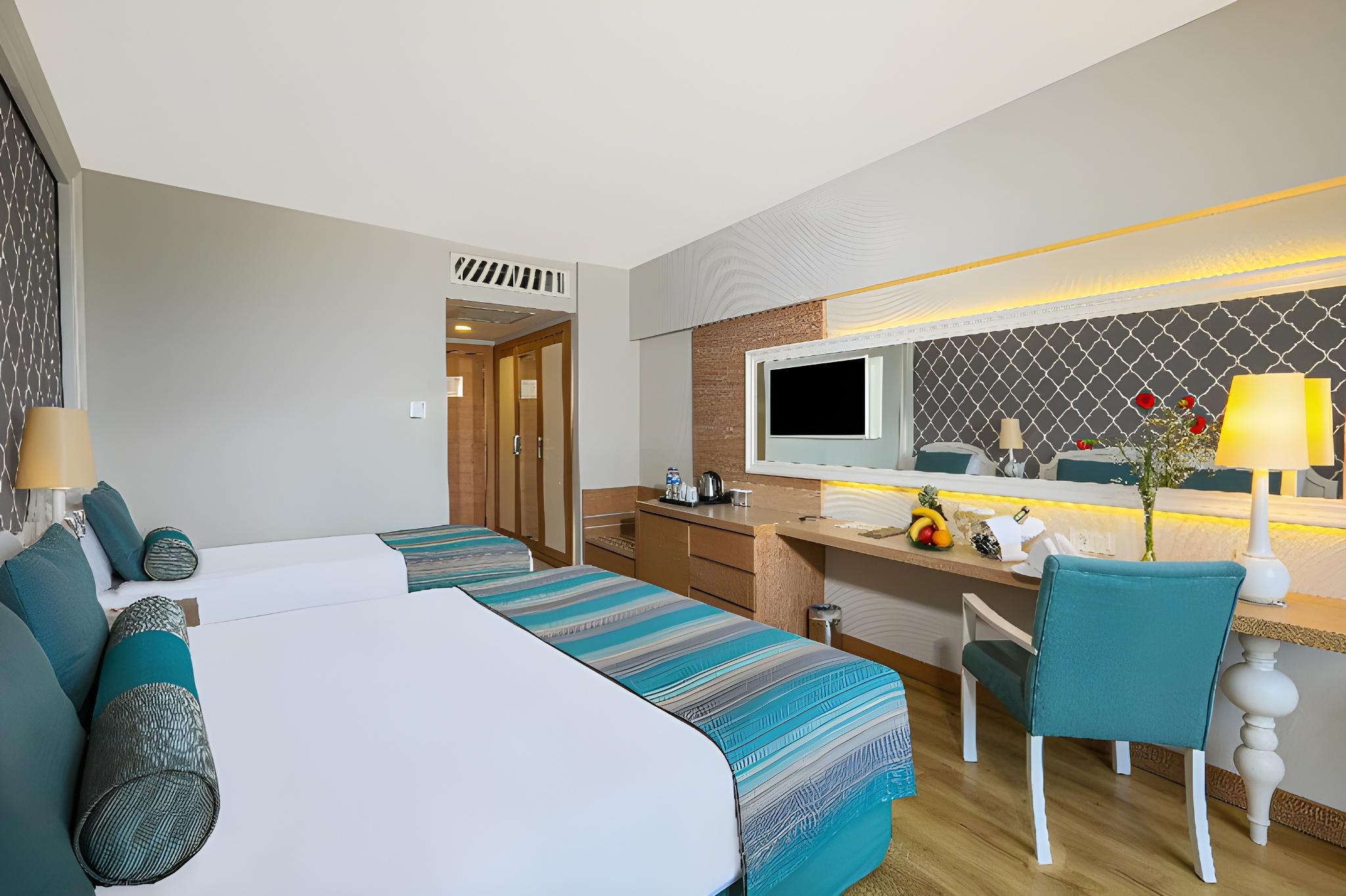 Deluxe, 2 Double Beds, Side Sea View