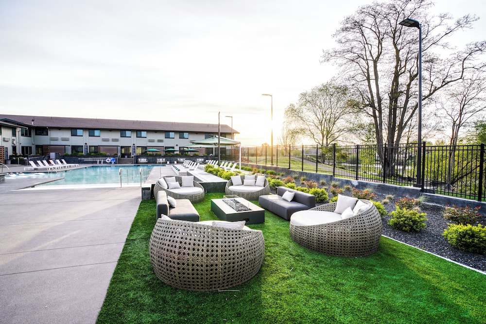Ruby River Hotel 62/66