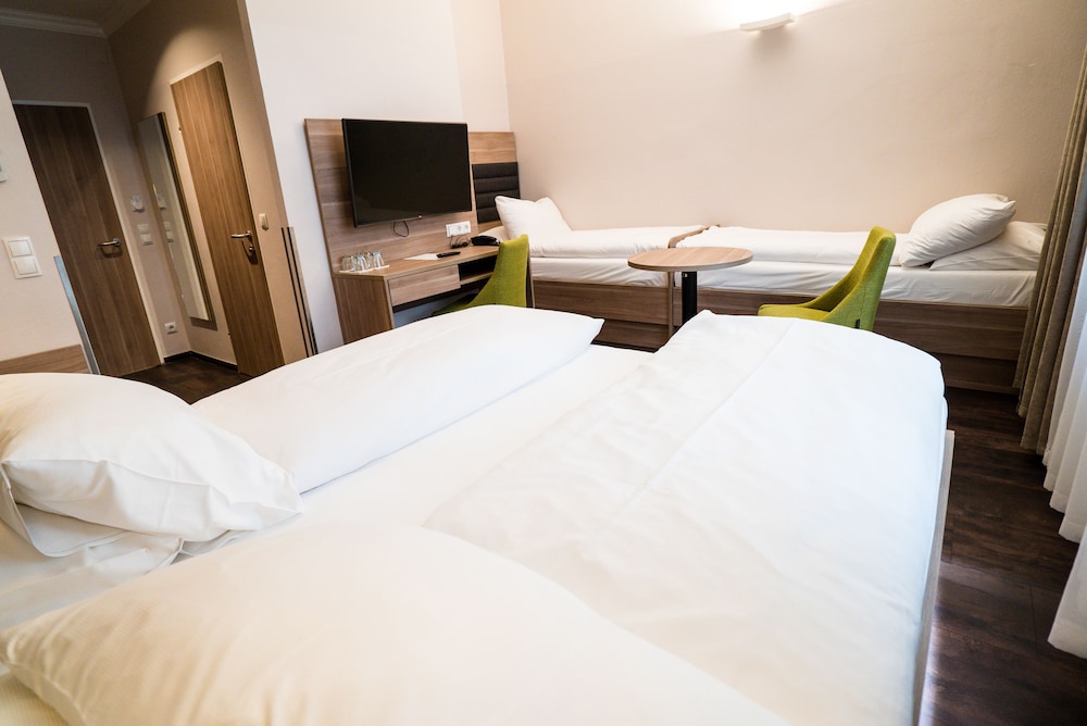 ROOM, QUADRUPLE