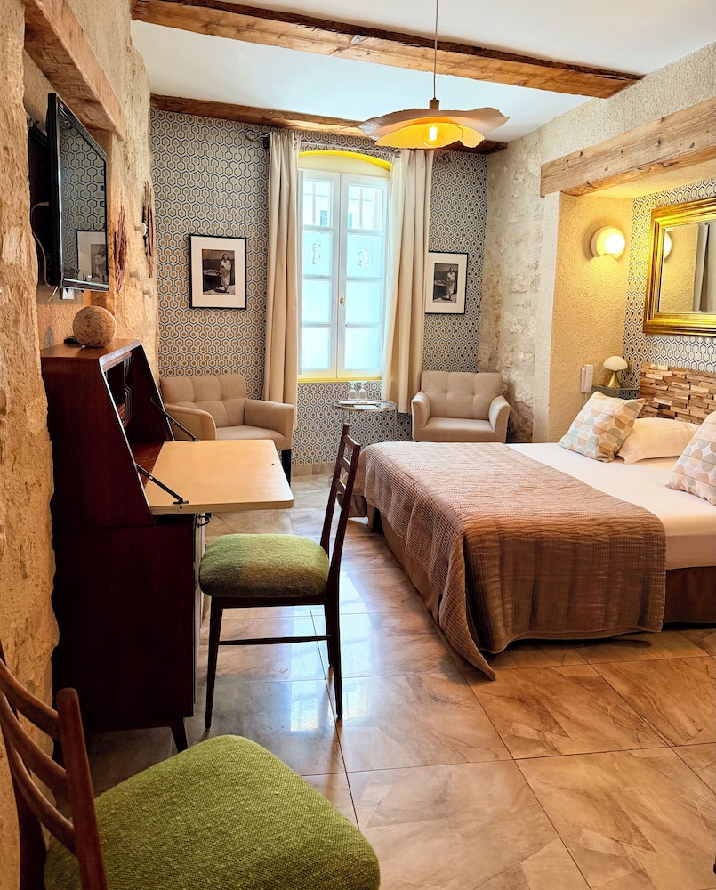 غرفة كومفورت بسرير كوين