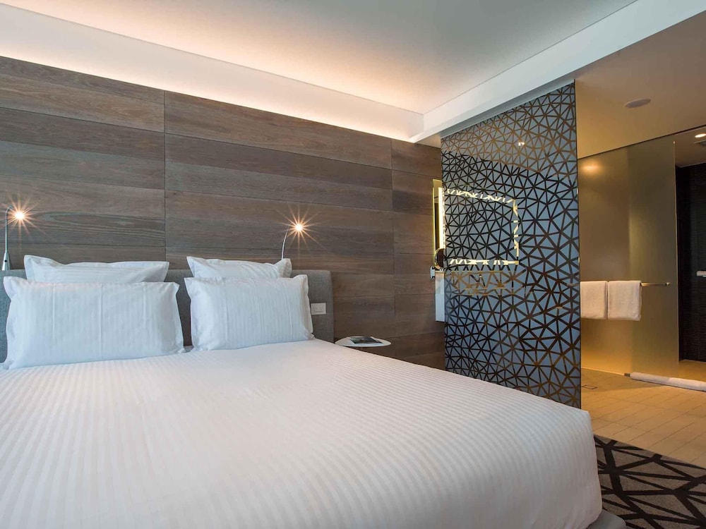 DELUXE, EXECUTIVE, KING BED, HIGH FLOOR