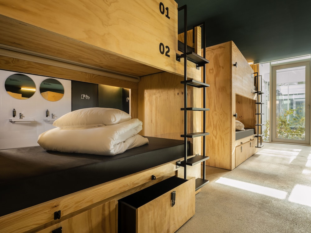 Male Dorm, 8 People, 4 Bunk Beds, Private Bathroom