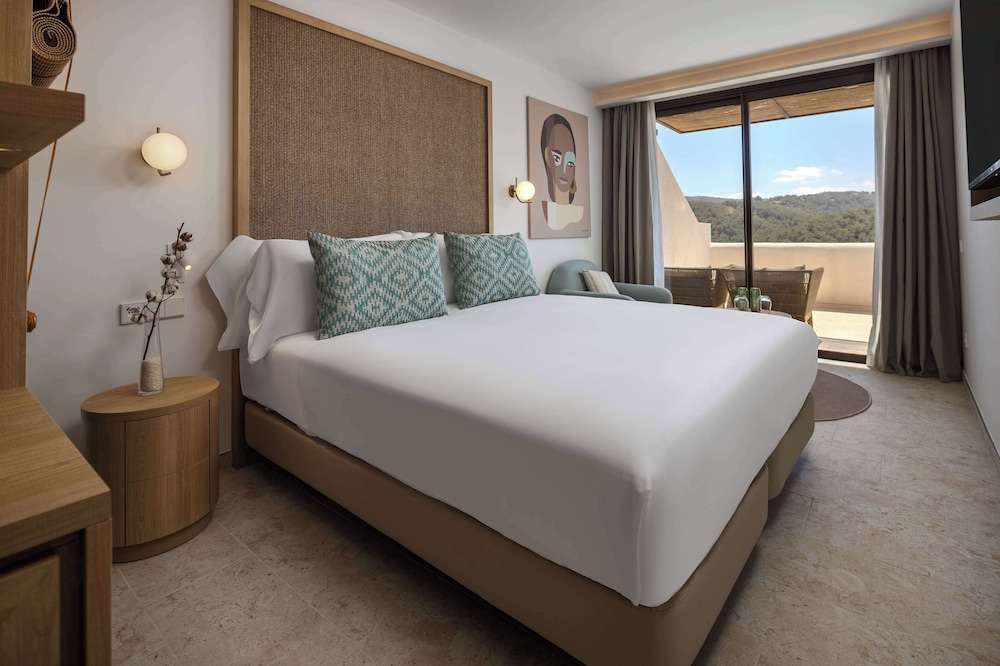 Deluxe, King Bed, Pool View