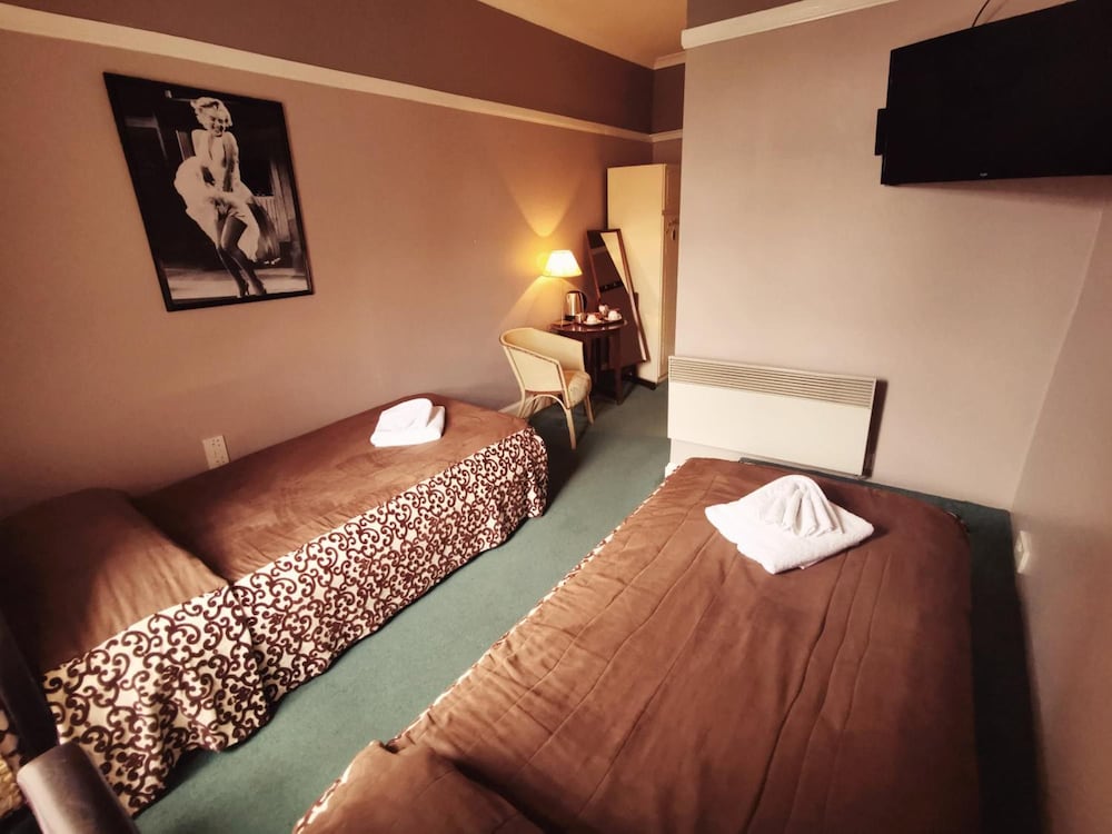 Victoria Hotel 5/47