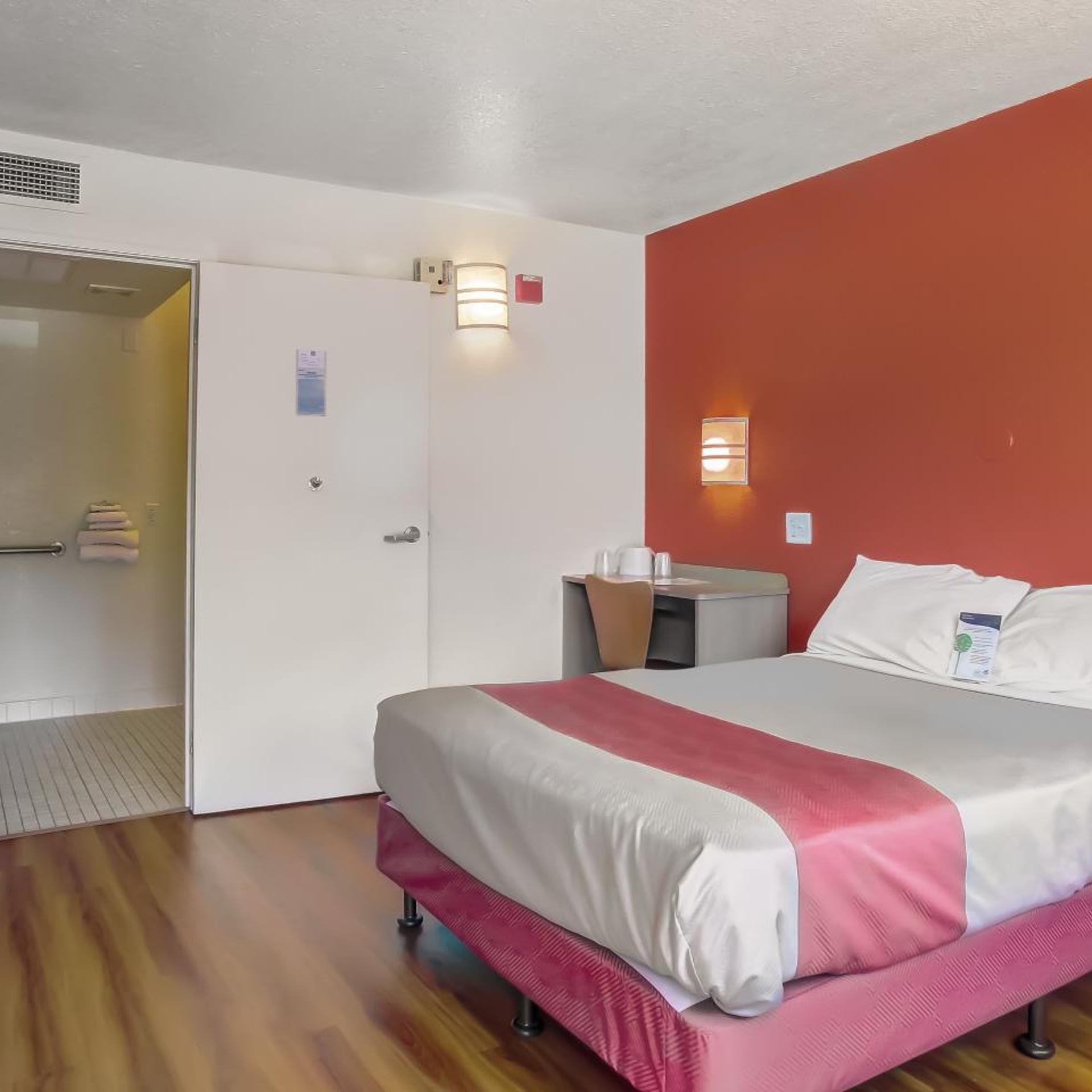 1 Queen Bed Micfridge, Smoking