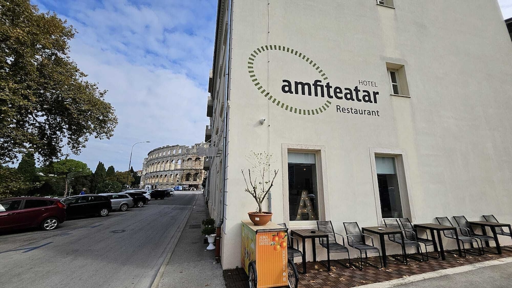 Hotel Amfiteatar 55/63