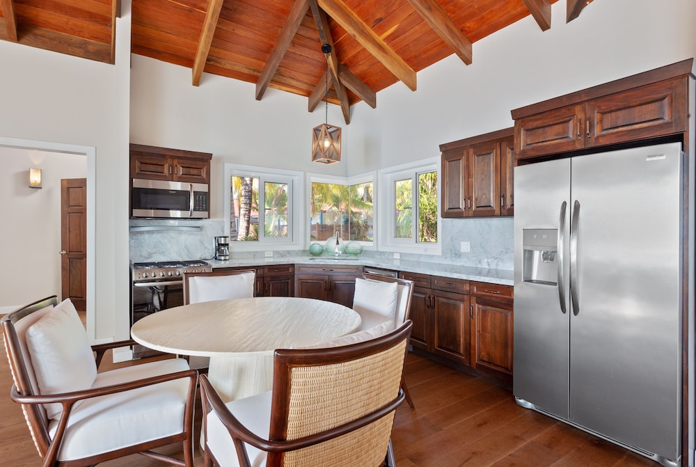 Hatchet Caye Resort 24/50