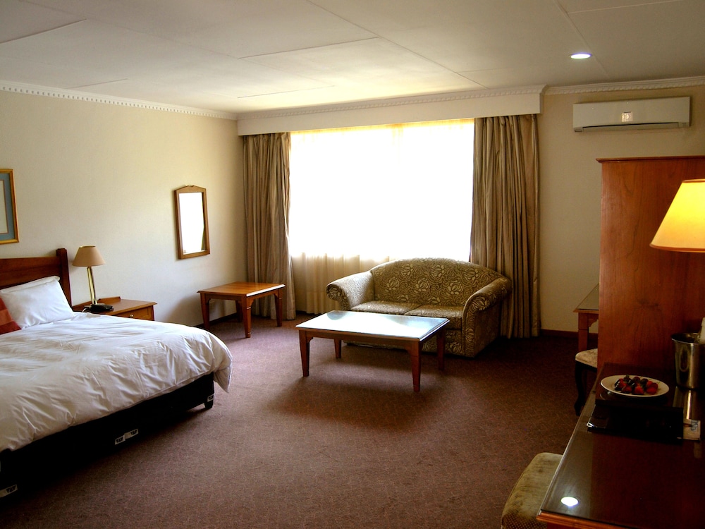 SAFARI LODGE HOTEL & CONVENTION CENTRE 12/50