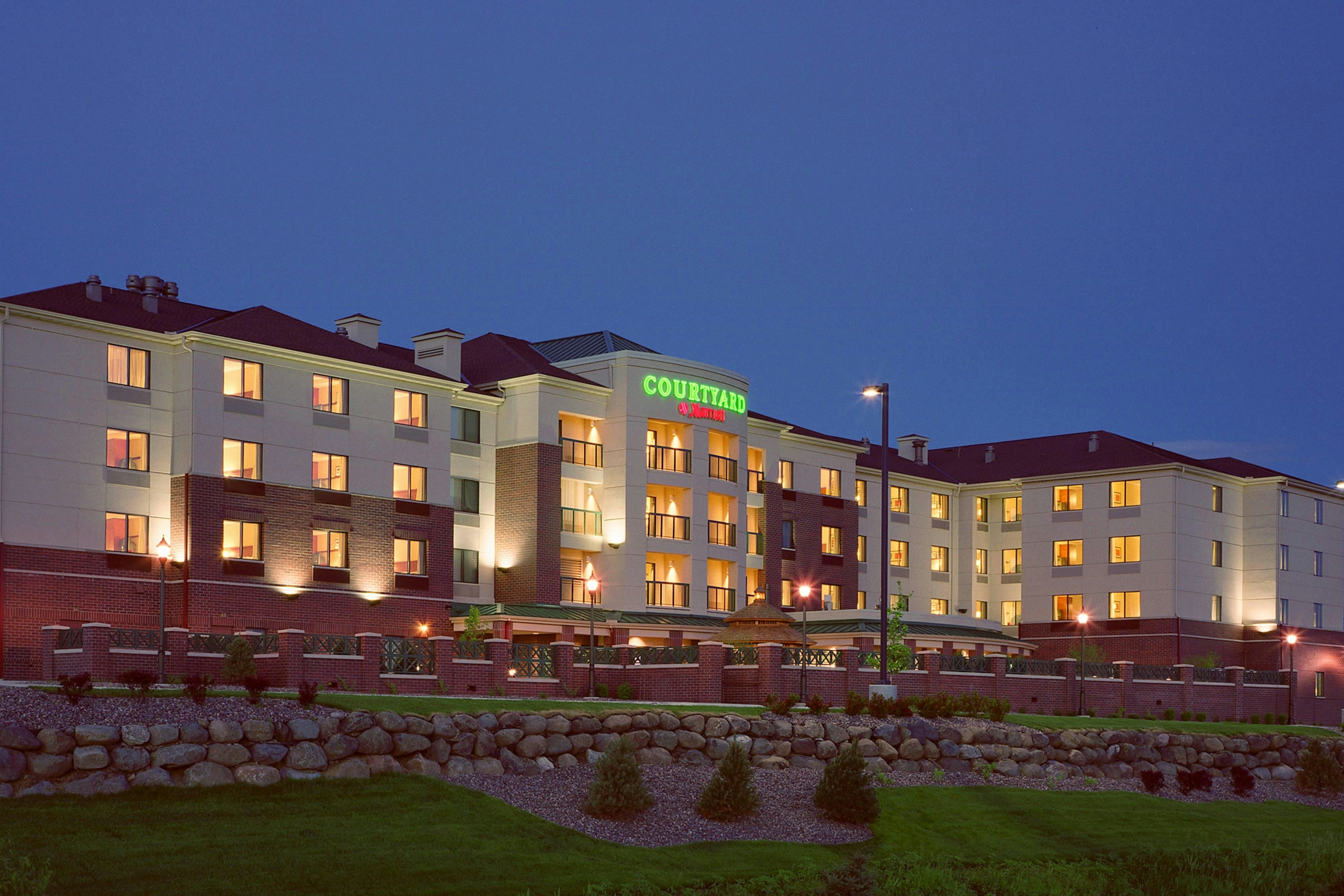Courtyard Madison - East 3/44