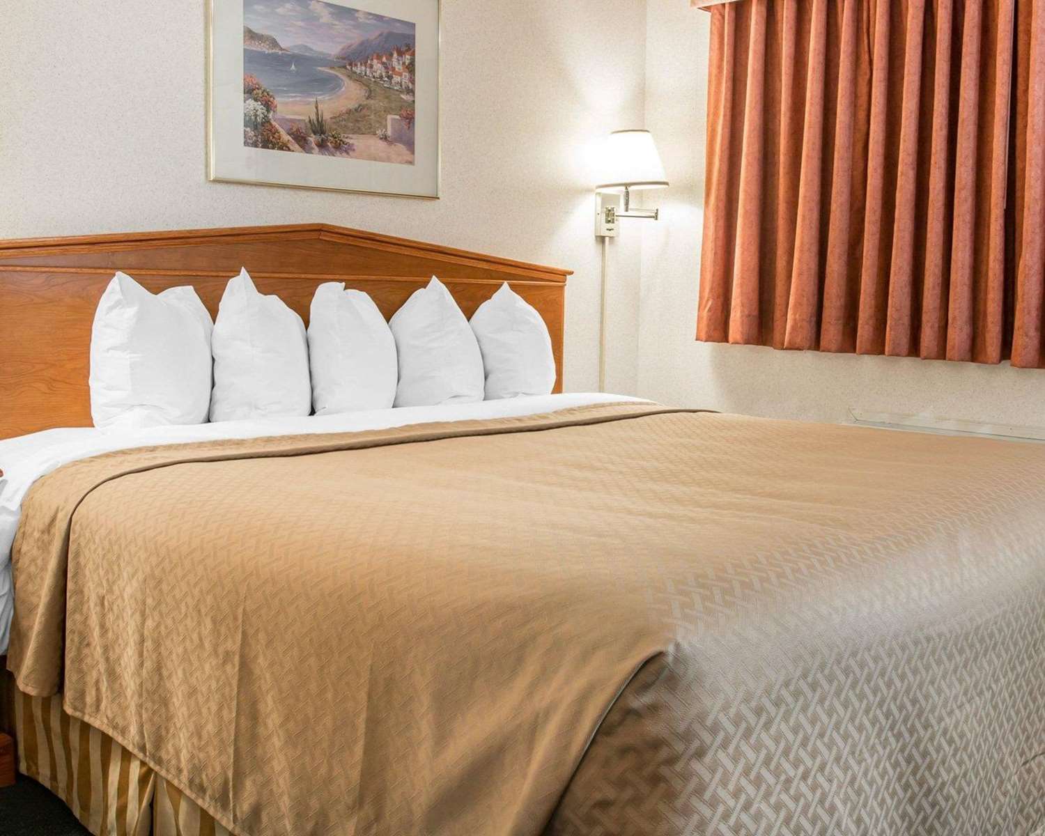 Quality Inn & Suites Mackinaw City Beachfront 11/21