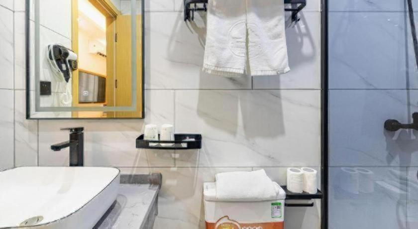GreenTree Inn Express Shanghai Baoshan District Youyi Road Metro Station 43/46