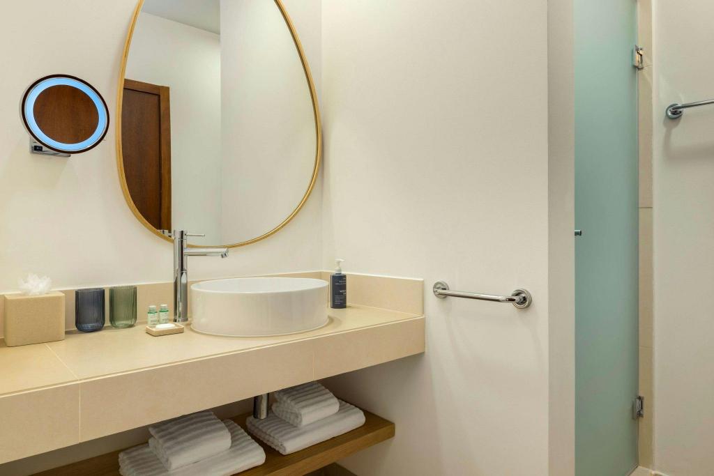 Junior Suite, King Bed, Sea View, Sofa, Balcony, The Westin Salgados Beach Resort, Algarve 5/7