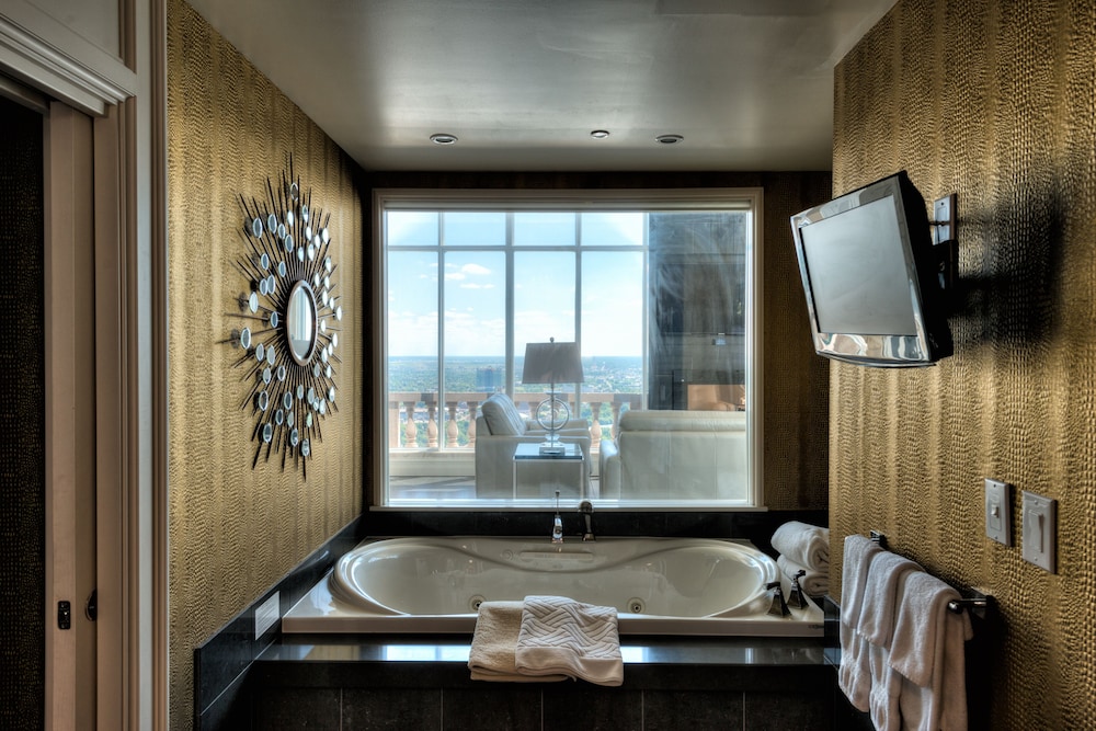 Hilton Niagara Falls/ Fallsview Hotel and Suites 41/49