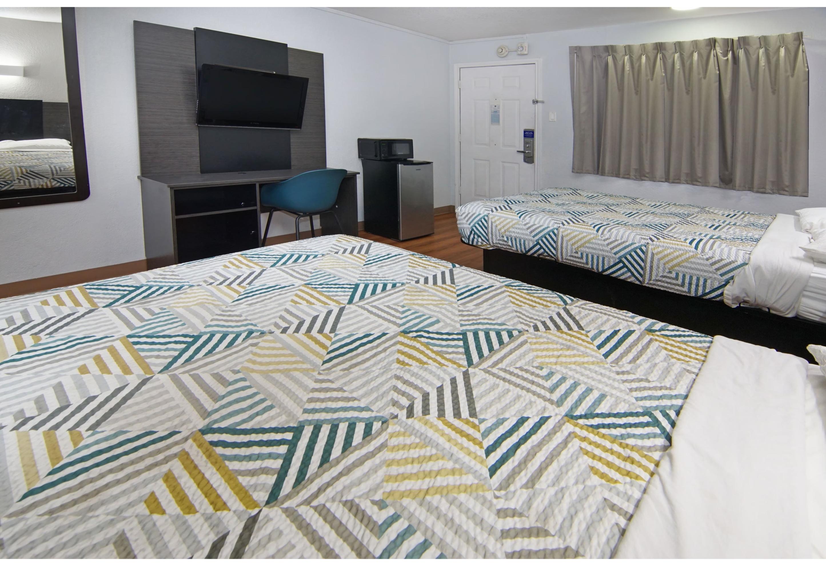 2 Queen Beds - Mob Acc RI Shwr Nsmk Micfridg, Motel6 Red Oak, TX - Dallas 4/6