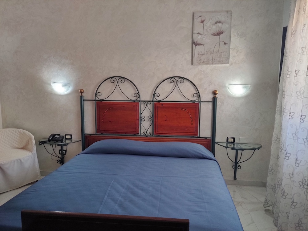 ROOM, DOUBLE BED