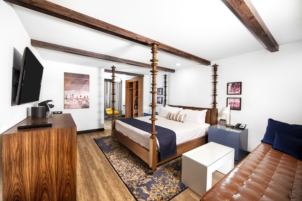 Tower, Premium, King Bed, South View