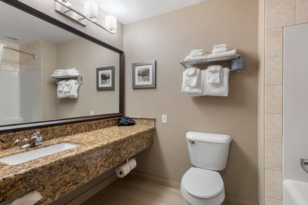 غرفة قياسية بسرير كينج مع أريكة، Best Western Plus Fernie Mountain Lodge 3/3