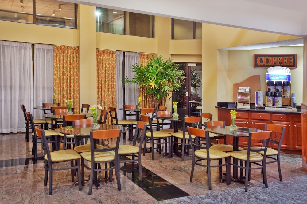 Holiday Inn Express Hotel Suites Lawrenceville 36/49