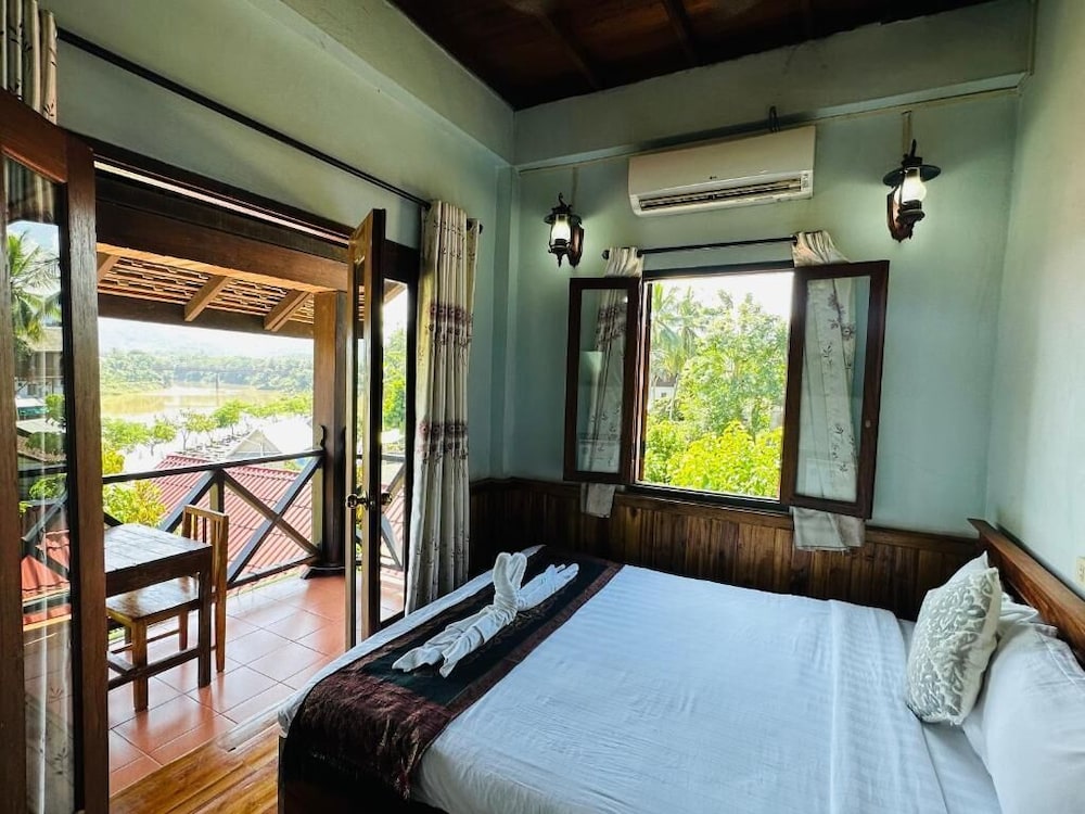 DELUXE, RIVER VIEW