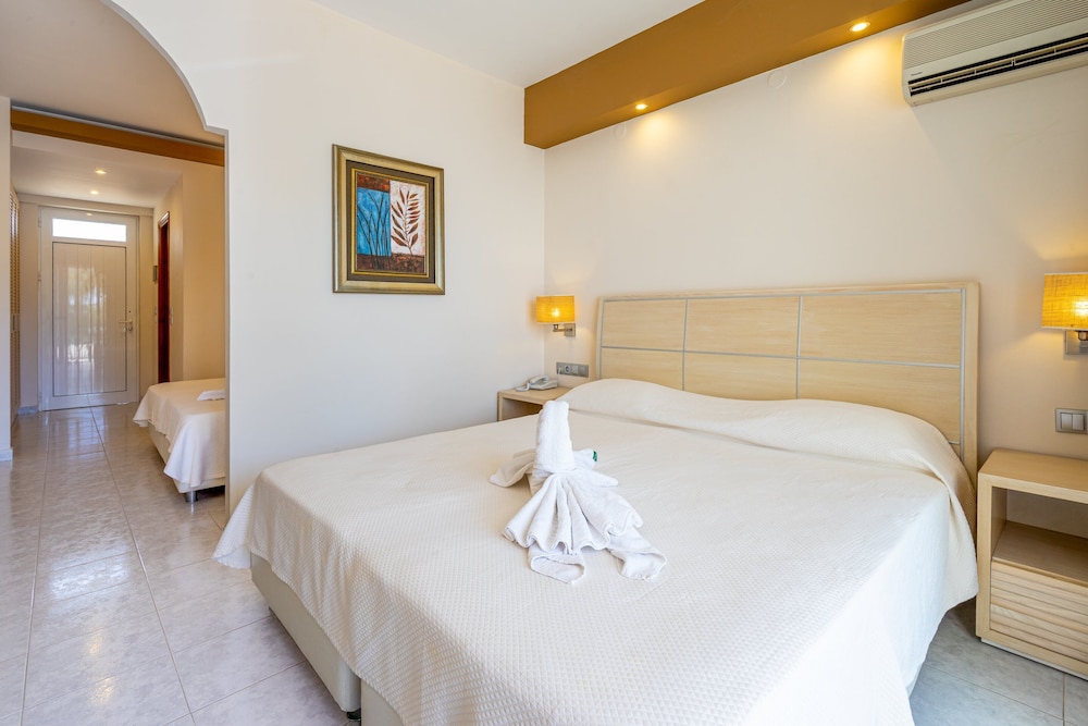 Kamari Plus Hotel 12/49