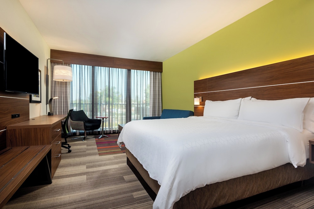 Suite, King Bed, Living Area