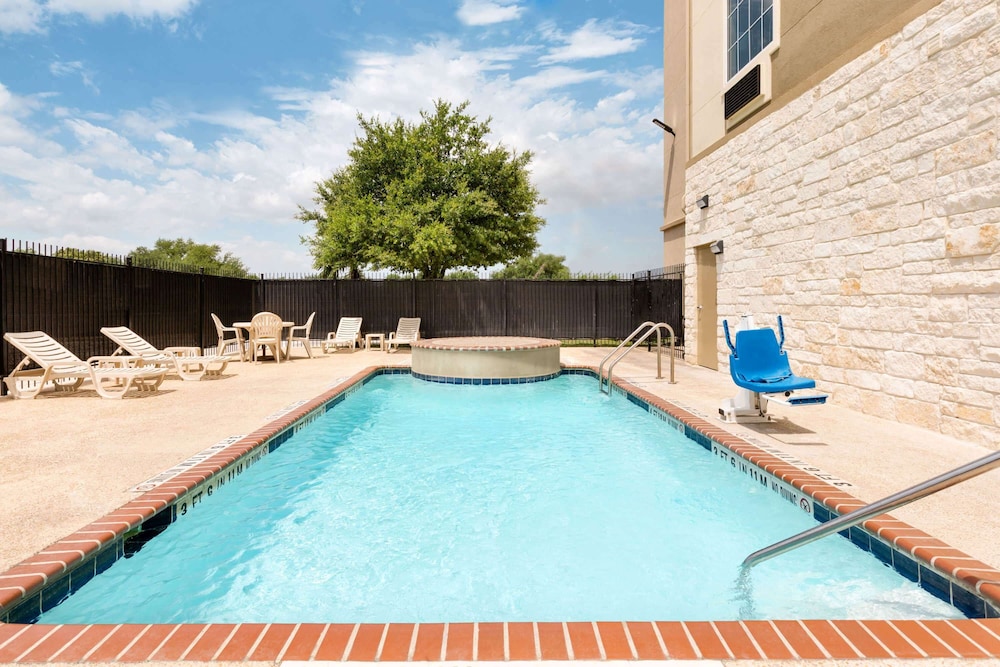 Days Inn & Suites by Wyndham San Antonio near Frost Bank Ctr 23/42