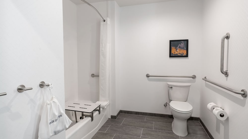 Sandard, 2 Queen Beds, Accessible، Hampton Inn Riverside Downtown Ca 6/6