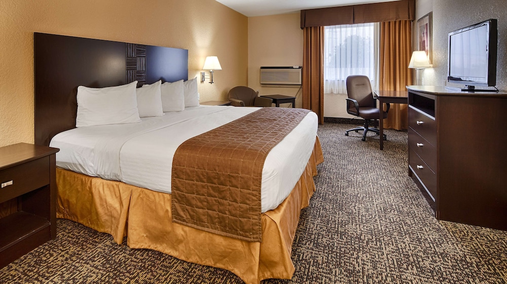 غرفة قياسية بسرير كينج بحوض جاكوزي، Best Western Inn Elyria 2/3