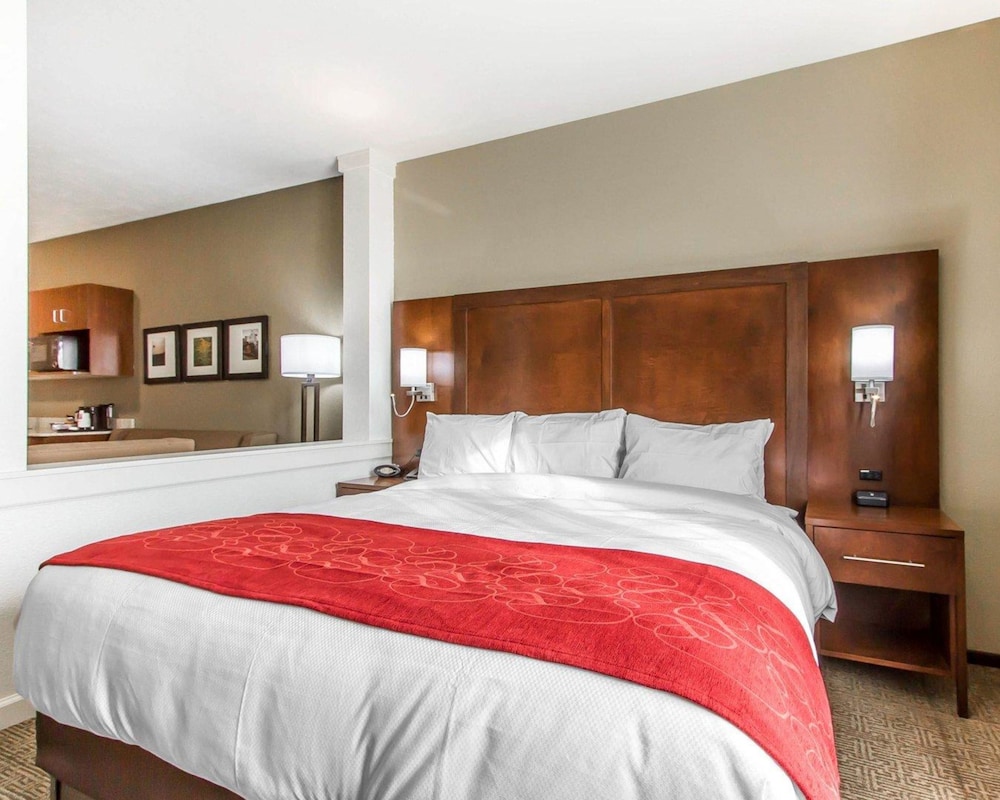 Comfort Suites West Omaha, NE 12/50