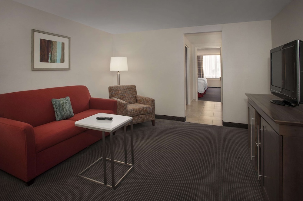 Hampton Inn and Suites Milwaukee Downtown 25/41